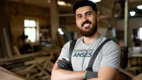 Trabajador informal con remera de Anses