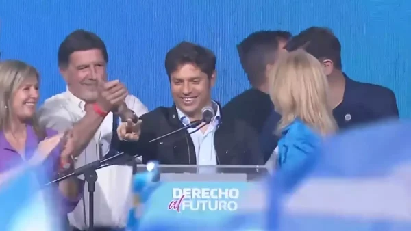 Axel Kicillof festejando la relección