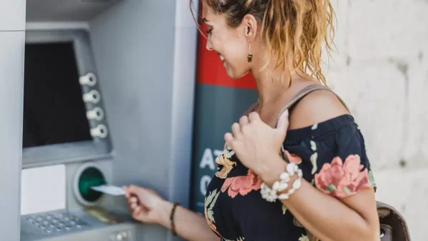 Mujer en cajero automático