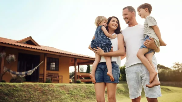 Familia fuera de su casa