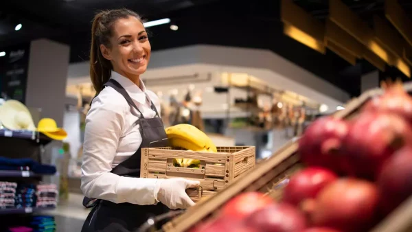 Empleada de comercio trabajando