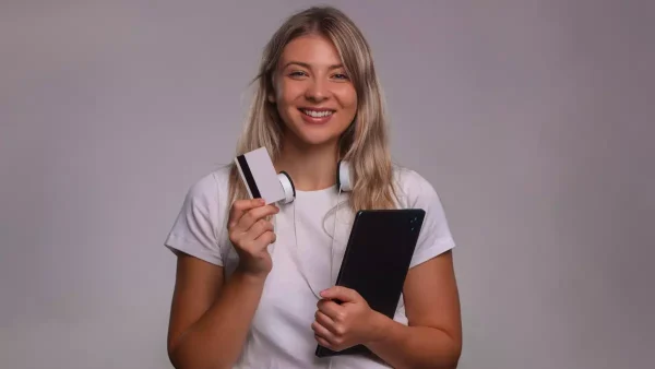 Estudiante con tarjeta en mano