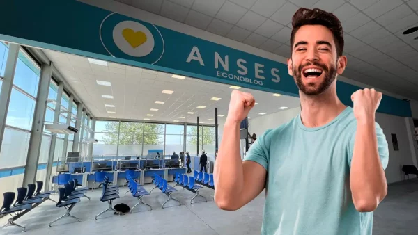 Joven feliz en delegación de Anses