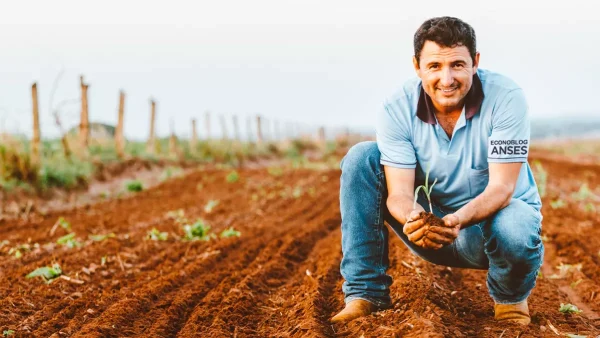 Trabajador rural con chomba de Anses