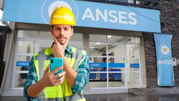 Trabajador pensando en la oficina de la Anses