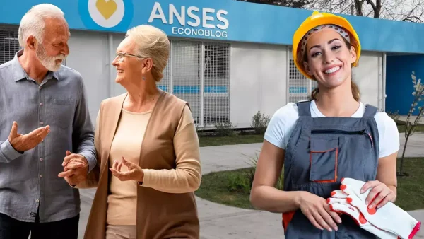 Jubilados y trabajadora en oficina de Anses