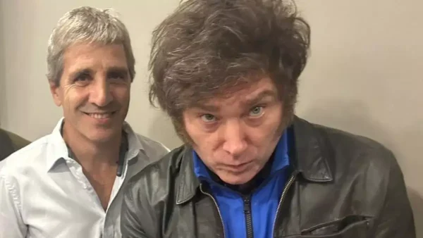 Luis Caputo junto a Javier Milei