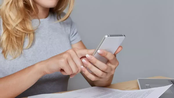 Mujer usando su teléfono celular