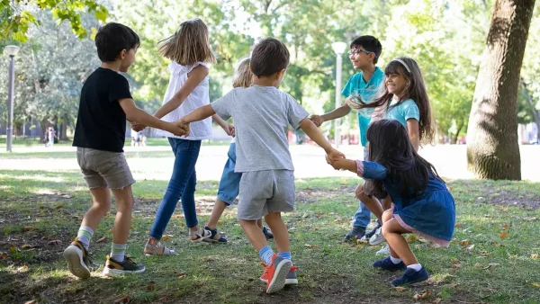 Chicos jugando en el parque