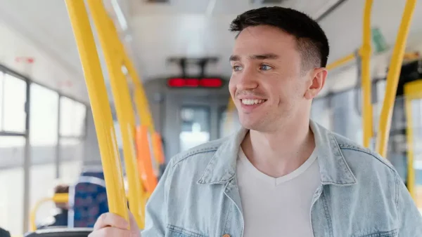 Joven viajando en el colectivo