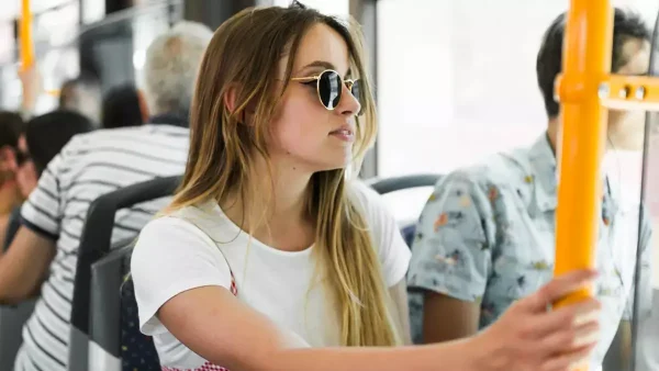 Joven viajando en colectivo