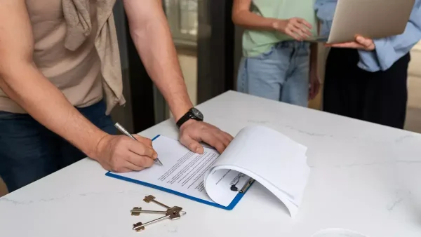 Hombre firmando un contrato de alquiler