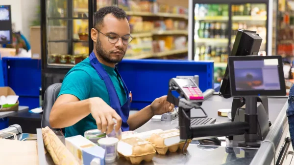 Empleado de comercio trabajando