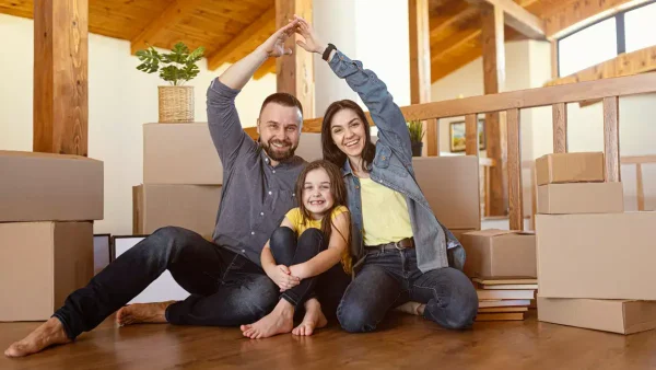 Familia feliz en su casa