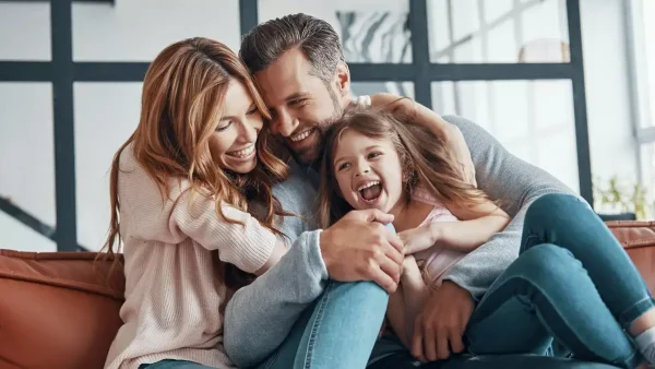 Familia feliz en un sillón