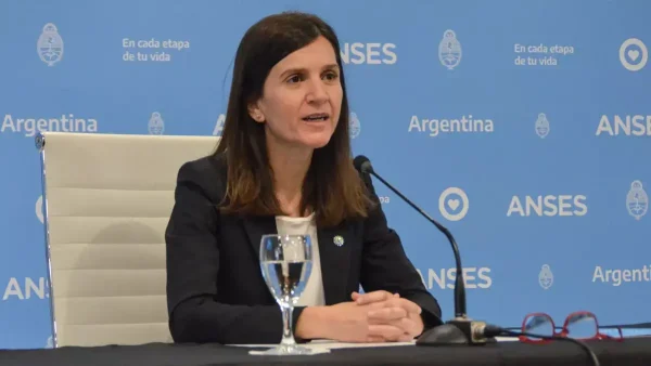 Fernanda Raverta en una conferencia de Anses