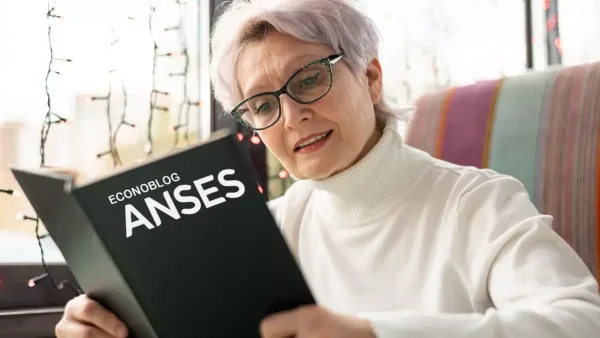 Jubilada leyendo un libro de la Anses