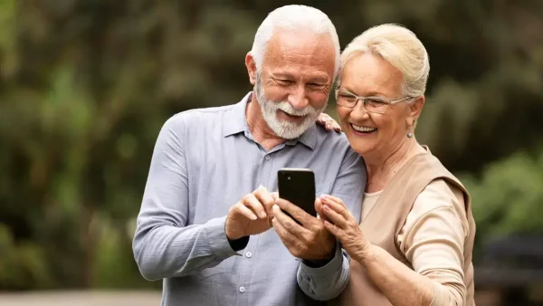 Jubilados contentos con el celular en las manos