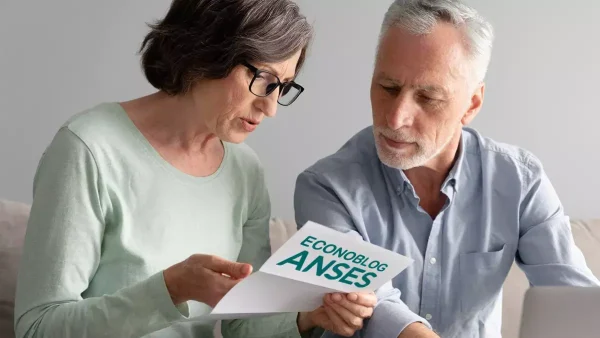 Jubilados de la Anses leyendo un papel