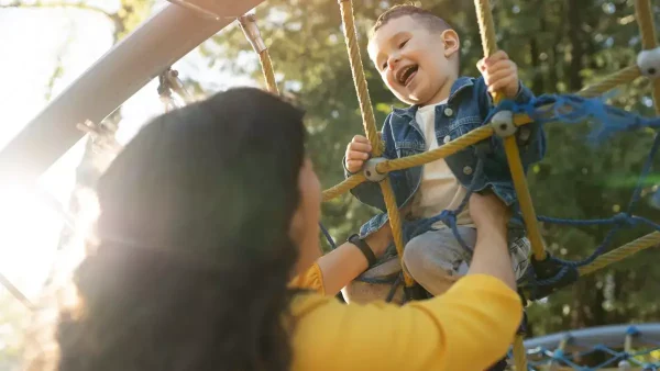 Madre jugando con su hijo