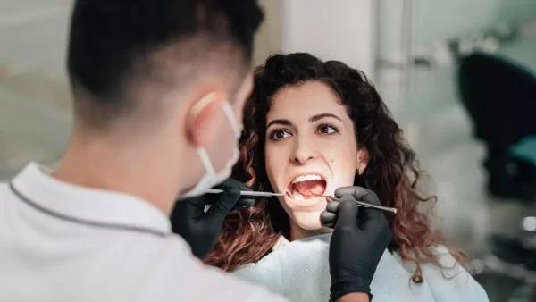 Dentista brindando atención odontológica