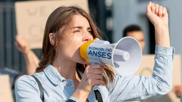 Mujer haciendo un reclamo con megáfono de Anses