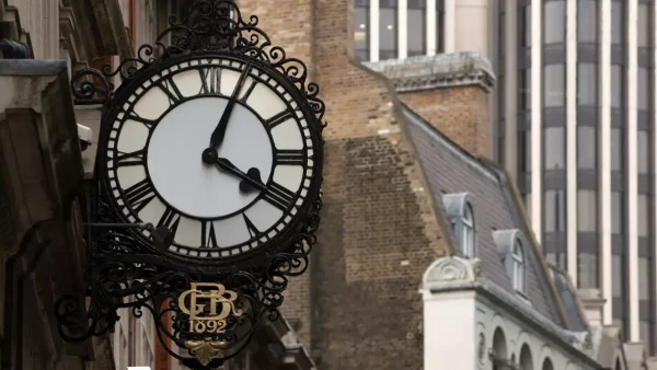 Edificio con reloj antiguo en la calle