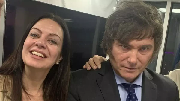 Sandra Pettovello riendo junto a Javier Milei