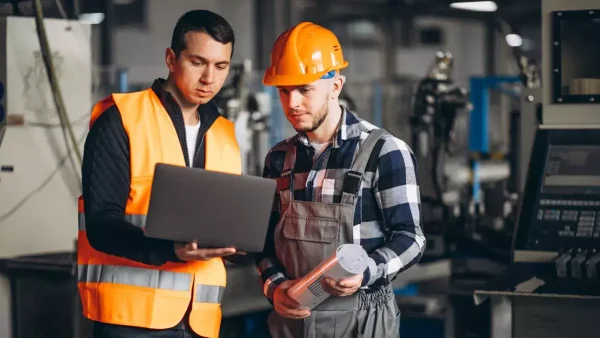 Trabajadores mirando una computadora