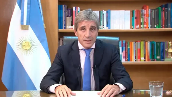 Luis Caputo sentado en un escritorio