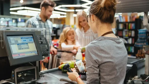 Empleada de comercio en la caja de un supermercado