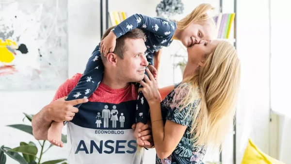 Familia feliz de la AUH con remera de Anses