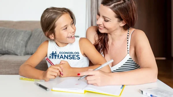 Niña de la AUH con su madre y remera de Anses