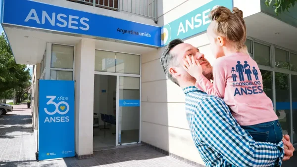 Papá con su hija en delegación de Anses