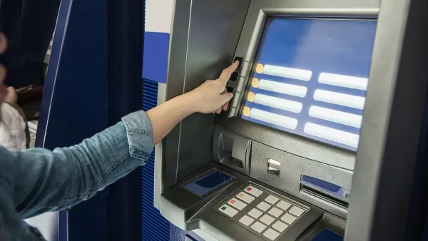 Mujer usando un cajero automático