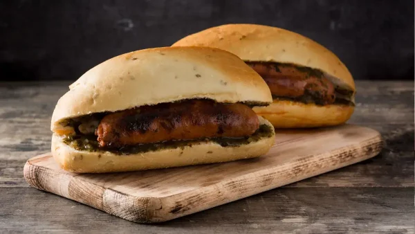 Choripanes en la mesa