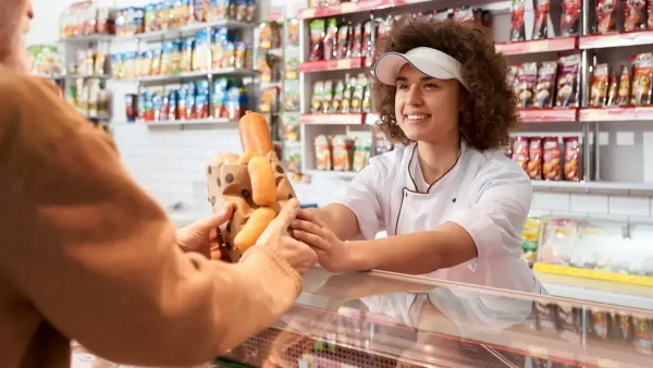 Empleada de comercio trabajando