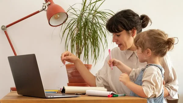 Madre educando a su hija a distancia