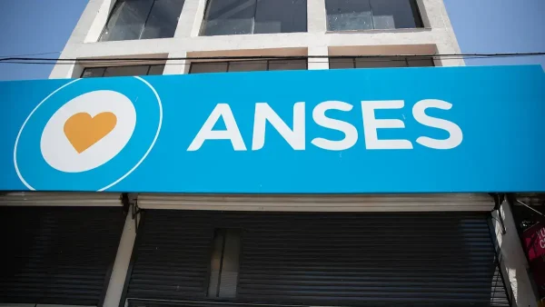 Marquesina de una oficina de la Anses