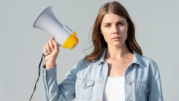 Mujer pensando en una protesta