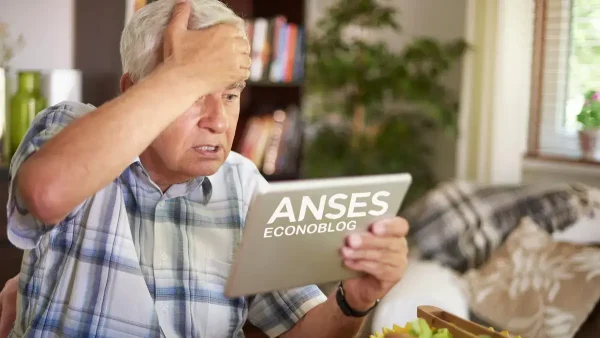 Jubilado preocupado con tablet de Anses