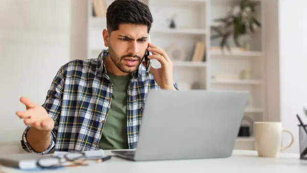 Hombre preocupado hablando por teléfono