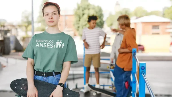 Adolescente de la AUH con remera de Anses