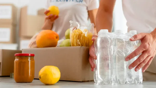 Caja con alimentos