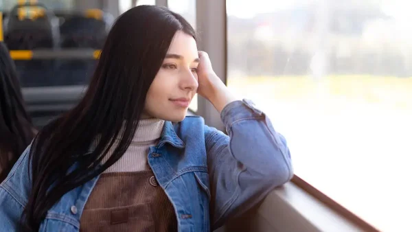 Mujer viajando en colectivo