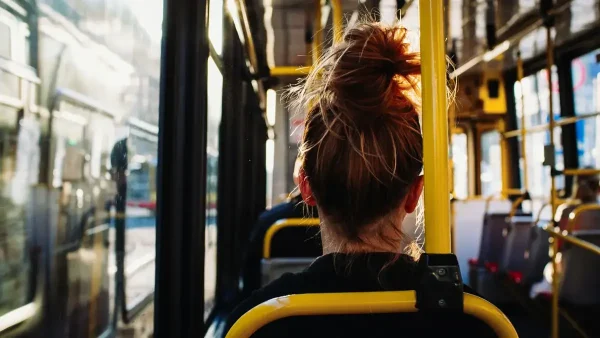 Mujer viajando en el colectivo