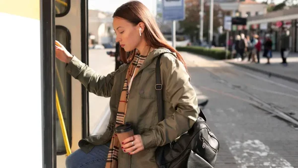 Mujer tomando un colectivo