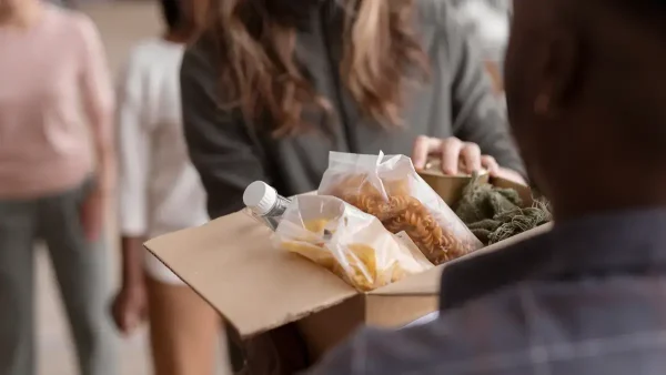 Entrega de comida en comedores