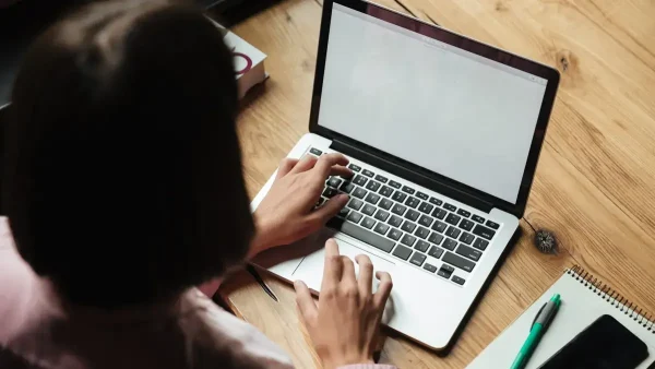 Mujer usado su computadora