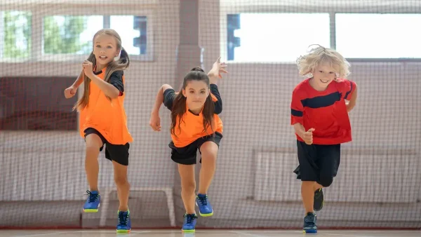 Niños corriendo en el gimnasio